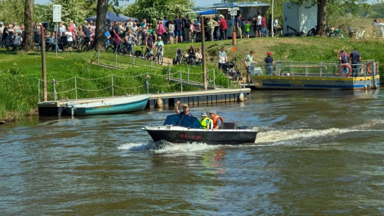 Bootstour vor der Kulisse der Elektrofähre Westen — Otersen